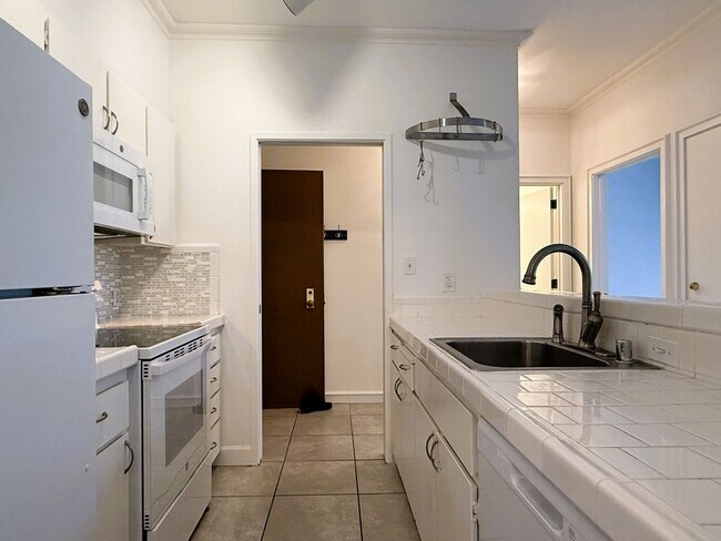 Building Photo - Top Floor Condo in Nob Hill