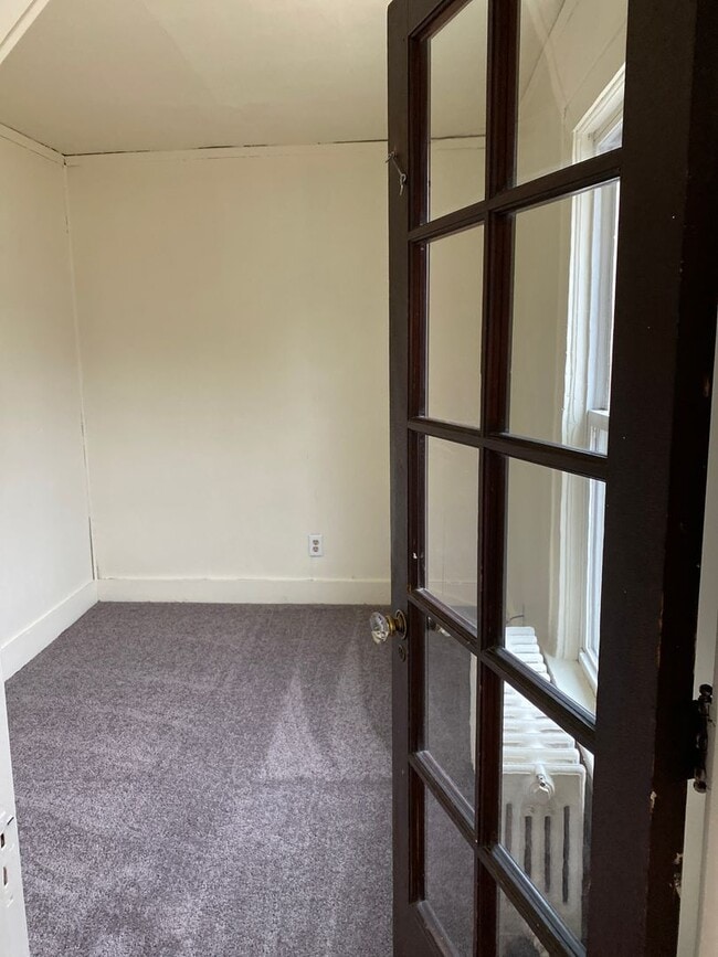 Building Photo - Updated 3 Bedroom House with 1st floor lau...