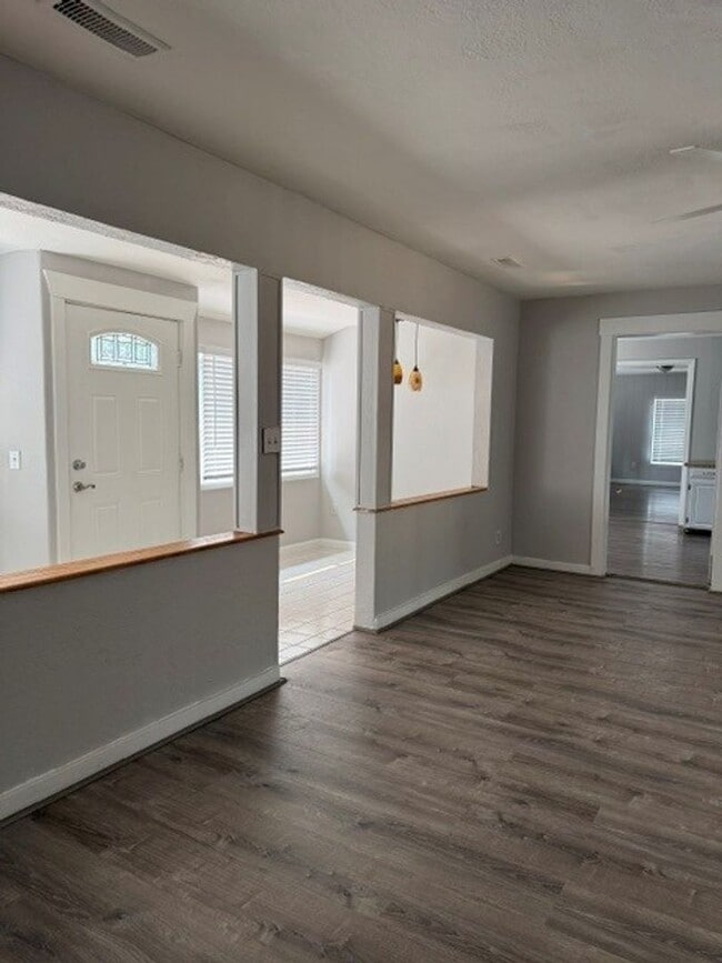 Building Photo - 3 Bedroom West Salem House w/ Large Fenced Backyard