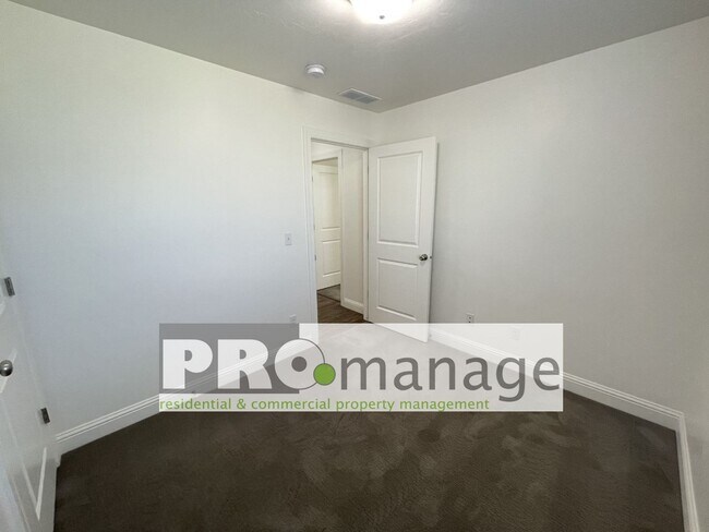 Building Photo - 3 Bed, 2 Bath Town Home w/ 2 Car Garage - Idaho Falls