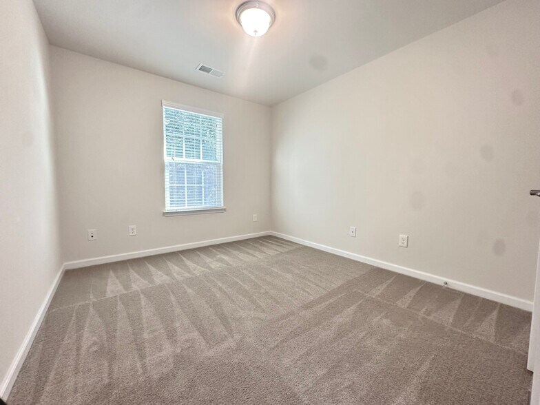Building Photo - 2501 Silverthorn Dr