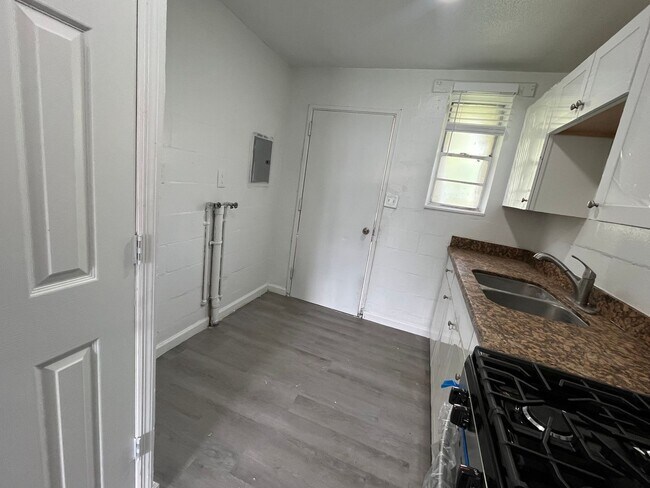 Building Photo - Remodeled 3 Bedroom, 1 Bathroom Brick Apartment near Downtown Live Oak (Move in Special!)