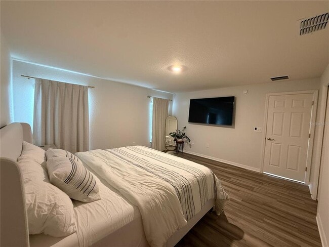 Building Photo - 319 Lily Ln