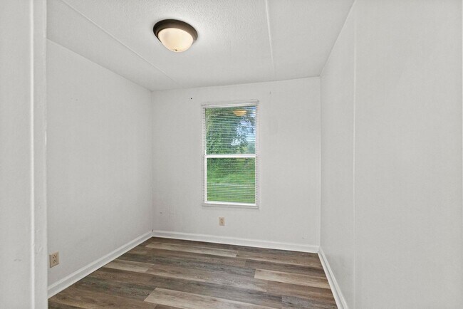 Building Photo - 3 bedroom Available Now!