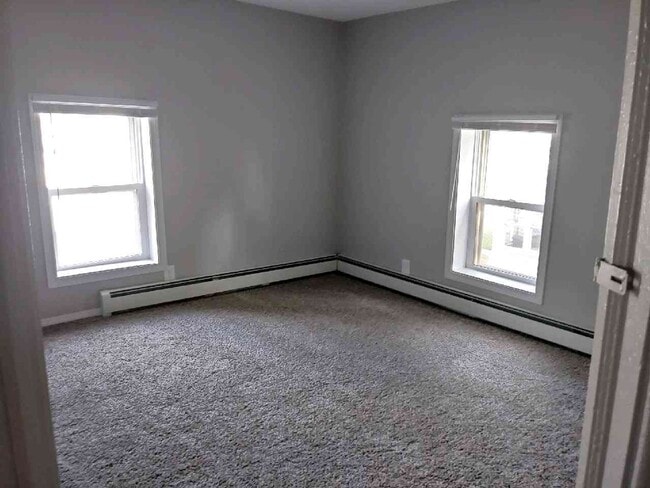 Building Photo - 4 Bedrooms/2 Bath Home