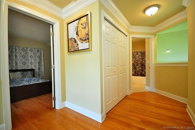 Building Photo - 12 Bogart Ln