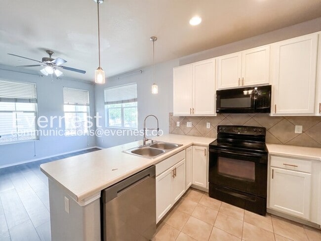 Building Photo - 3 Bed/2.5 Bath Townhome with Modern Amenities / Available Now!