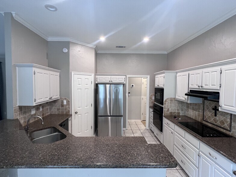 Building Photo - 7113 Holden Dr