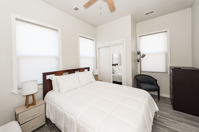 Building Photo - 3 BD 2.5 Bath Charming Home