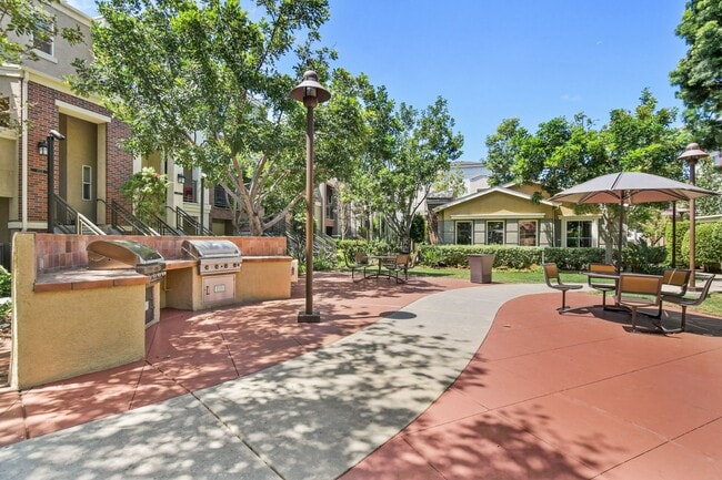 Building Photo - Act Fast: Charming Townhome in Central San...