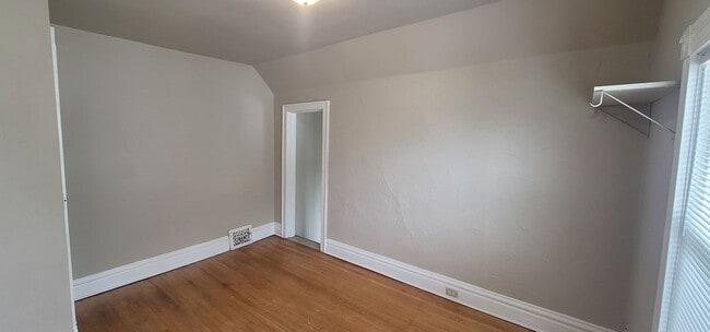 Building Photo - 4 bed 2 bath