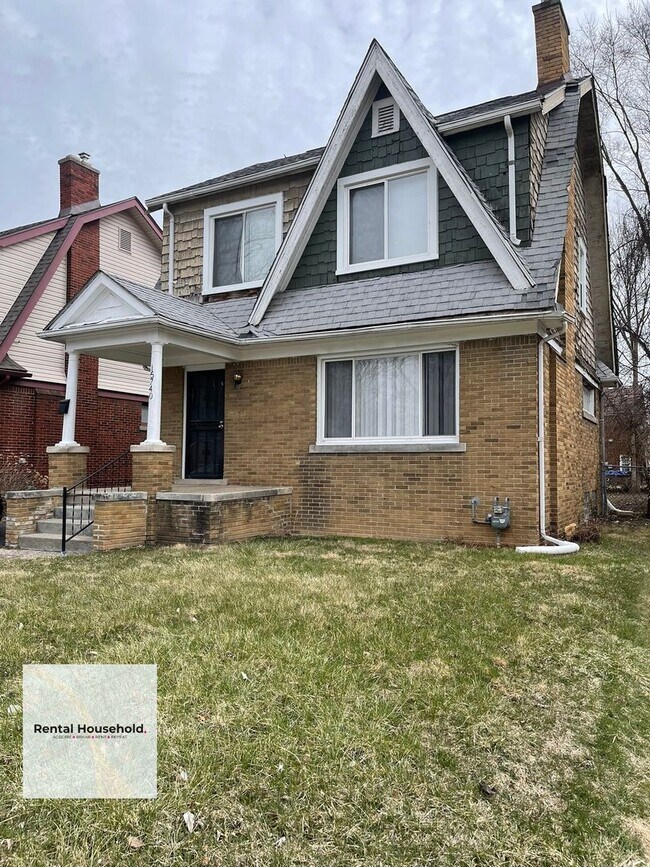 Building Photo - Huge 4 Bedroom Colonial