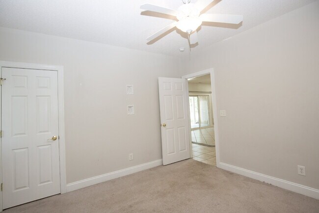 Building Photo - "Spacious 3-Bedroom Retreat with 3200 Sq Ft of Comfort in Seven Lakes!"