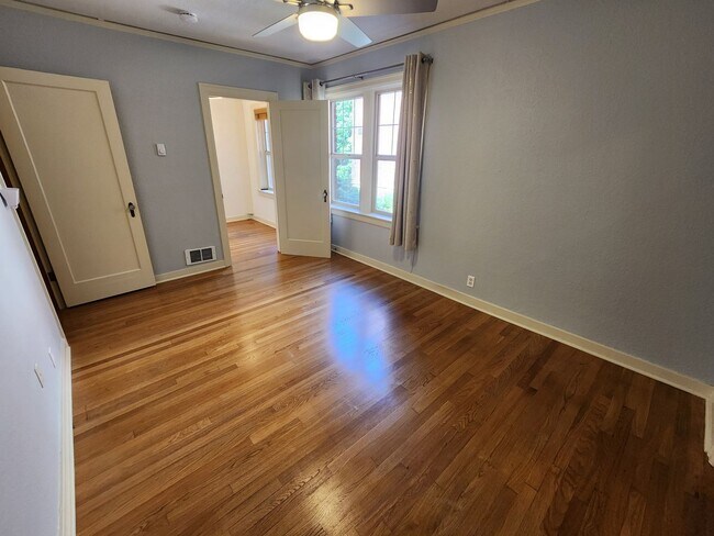 Building Photo - Queen's Court | A/C + Den | Renovated Kitc...