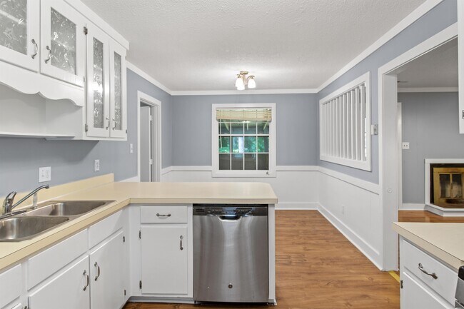 Building Photo - 417 Foxhall Dr