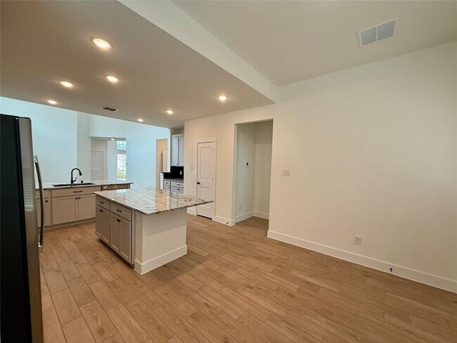 Building Photo - 31015 Myers Hvn Ln