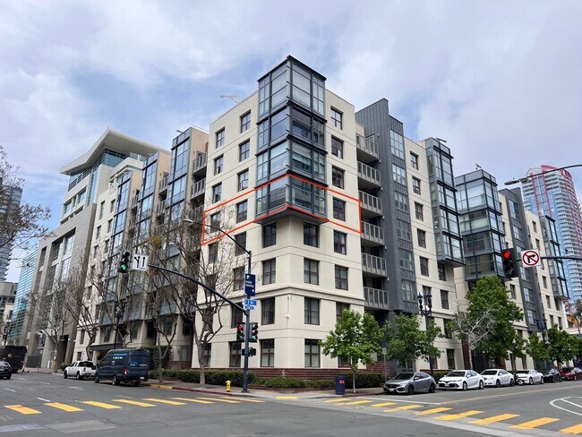 Building Photo - Beautiful 2B/2BA Downtown Corner Unit Cond...