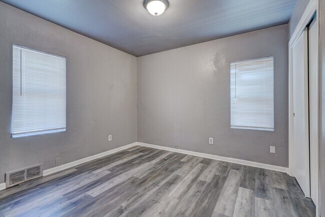 Building Photo - Stunning 3-Bedroom Property / With Shelter