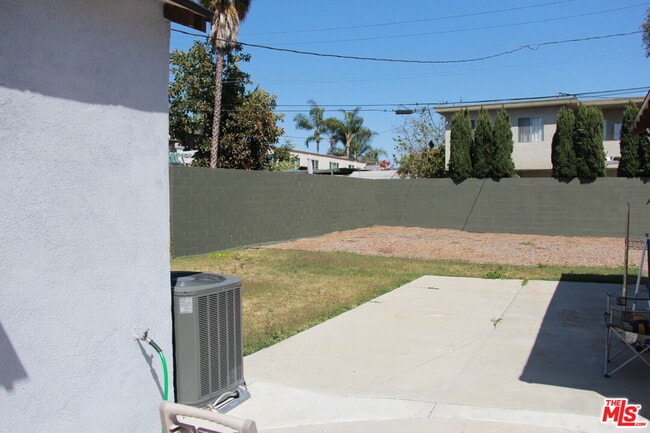 Building Photo - 2334 S Garth Ave
