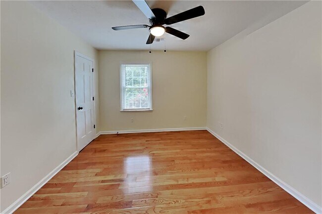 Building Photo - 3829 Bluffview Dr