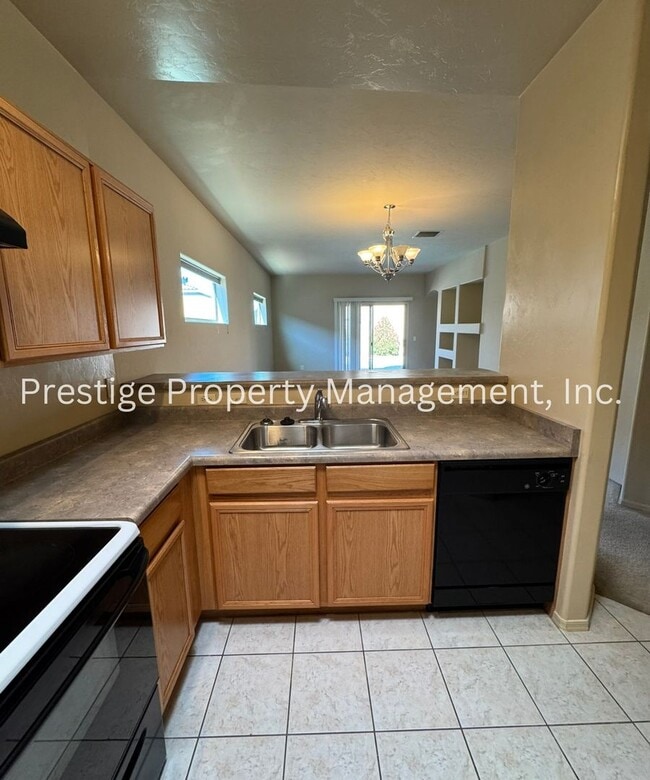 Building Photo - Super Cute 2Bd/2Ba Green Valley Home!!