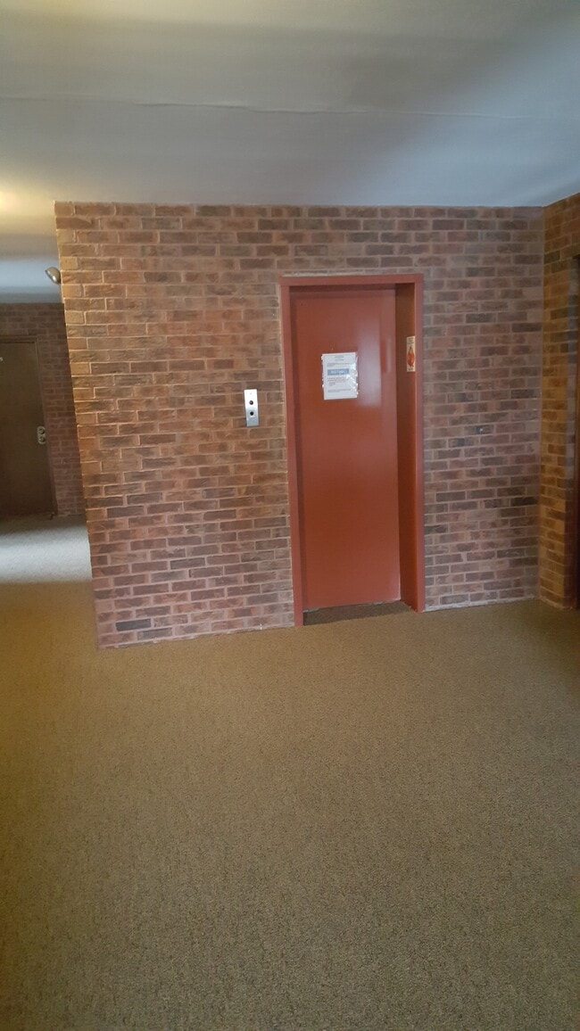 Building Photo - 100 Clubhouse Ln