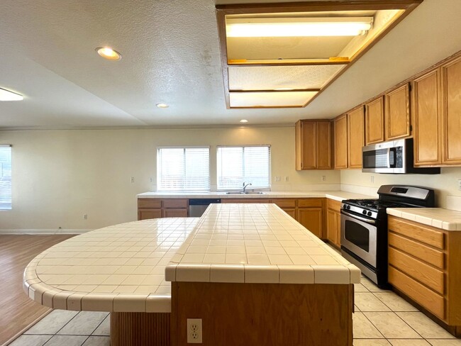 Building Photo - 4 bed, 2.5 bath located in Corona, CA!