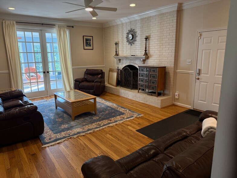 Building Photo - 10225 Tamarack Dr