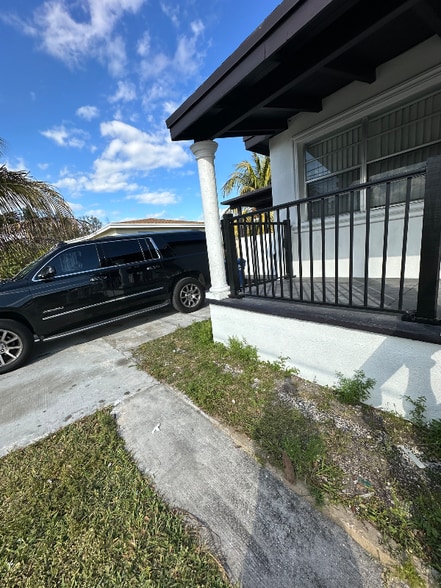 Building Photo - 731 SW 8th Ave