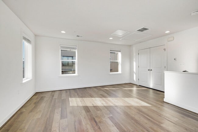 Building Photo - 16560 Crabbs Branch Way