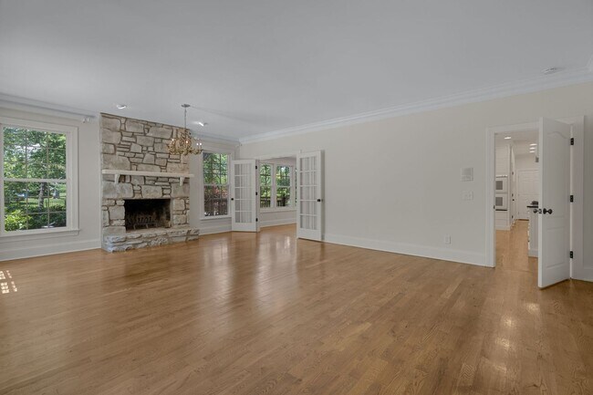 Building Photo - AVAILABLE NOW-- 4-Bed/5-Bath in the heart ...