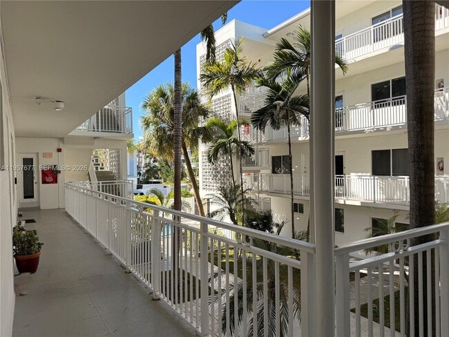 Building Photo - 10001 W Bay Harbor Dr