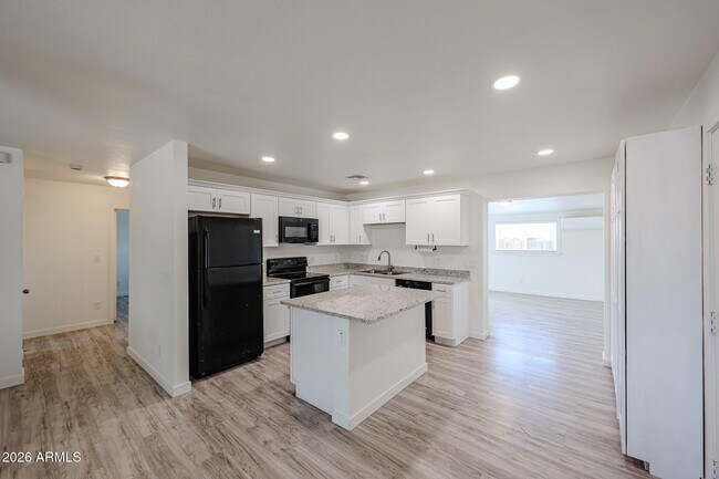 Building Photo - 7014 N 77th Ave