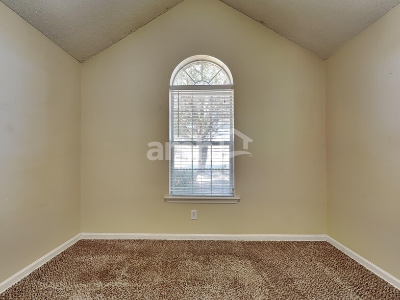 Building Photo - 11 Mills Run Ct