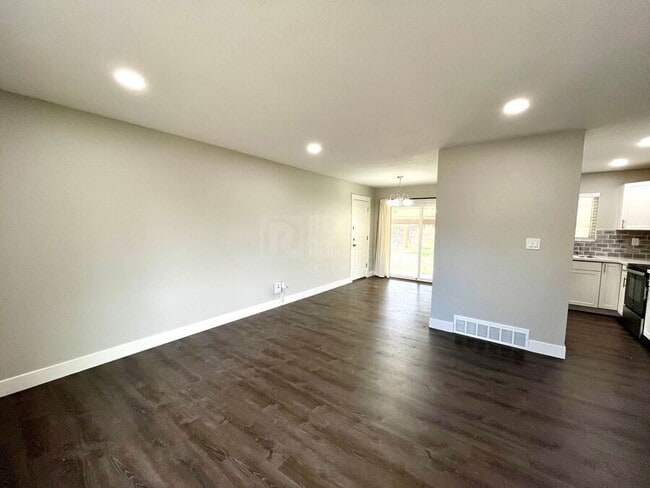 Building Photo - 2123 Fernwood Dr