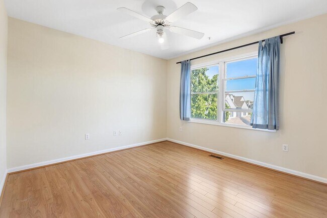 Building Photo - 400 Schooner Way
