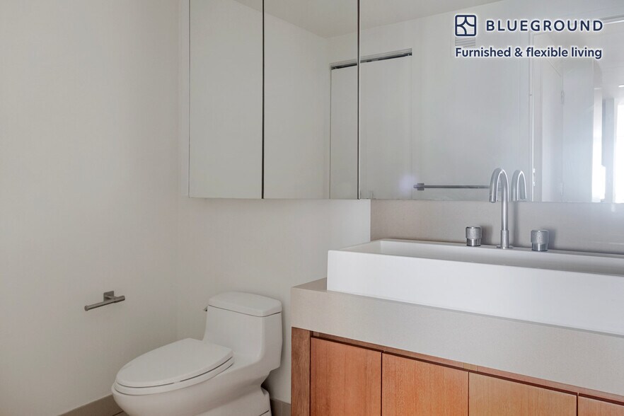 Building Photo - 450 W 17th St