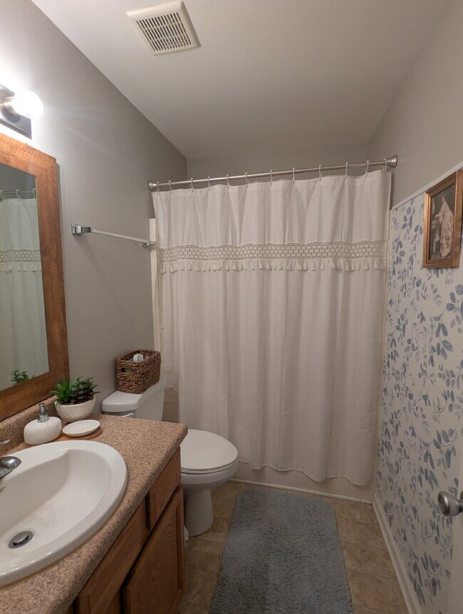 Building Photo - Cozy 2 Bedroom Unit in Raleigh!