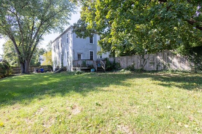 Building Photo - Lovely 3 BR/1.5 BA Semi-Detached Home in S...