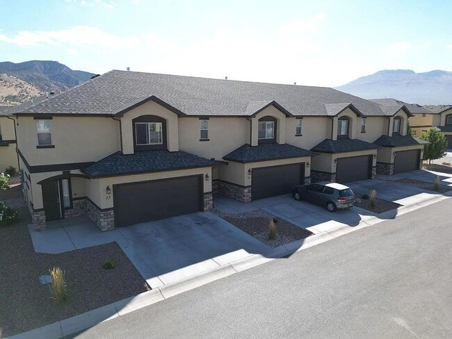 Building Photo - Bright and Spacious 3 Bedroom Townhome.