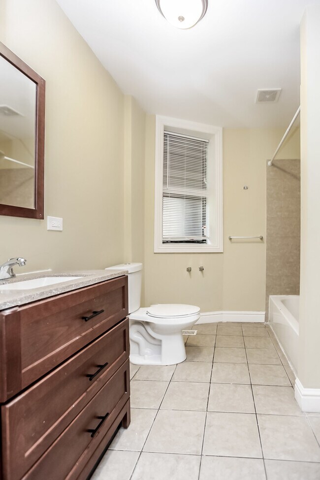 Building Photo - Two Bedroom in Bronzeville!