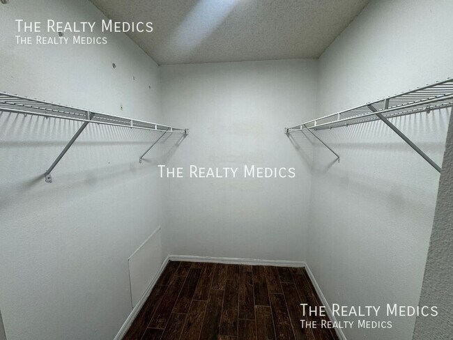 Building Photo - 2601 Bridle Dr