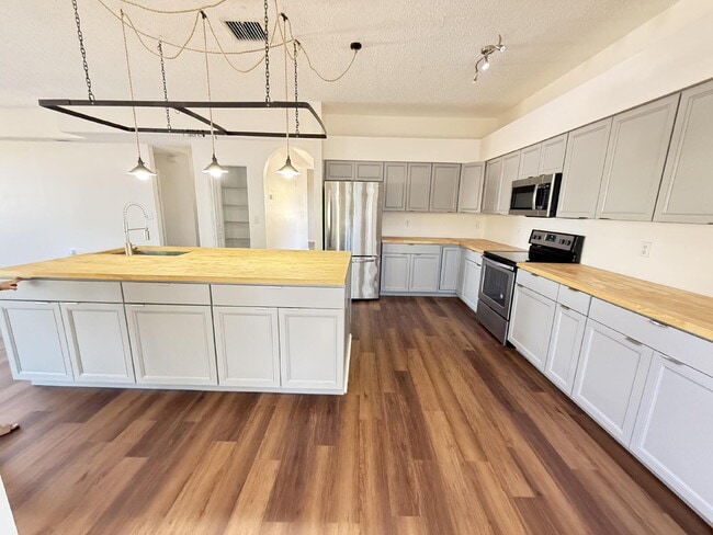 Building Photo - Beautifully remodeled 6 bedroom - 3 bath home in Summerfield Village