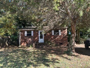 Building Photo - 3 Bedroom/1 bath home