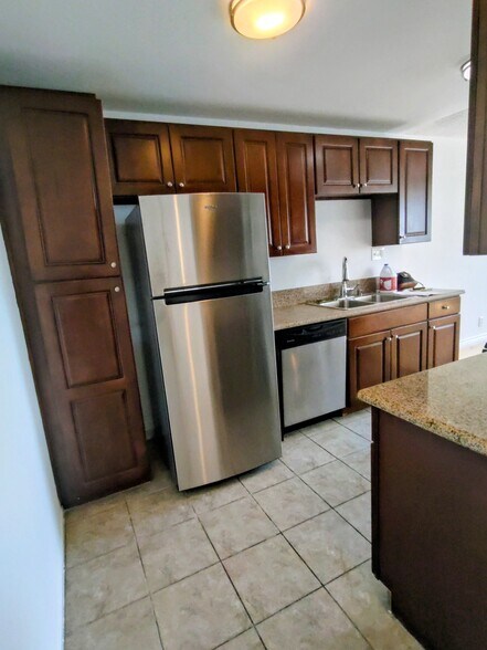 Building Photo - 5950 Canterbury Dr