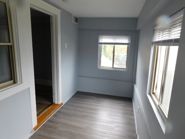 Building Photo - Private Entry Upper Level of Duplex