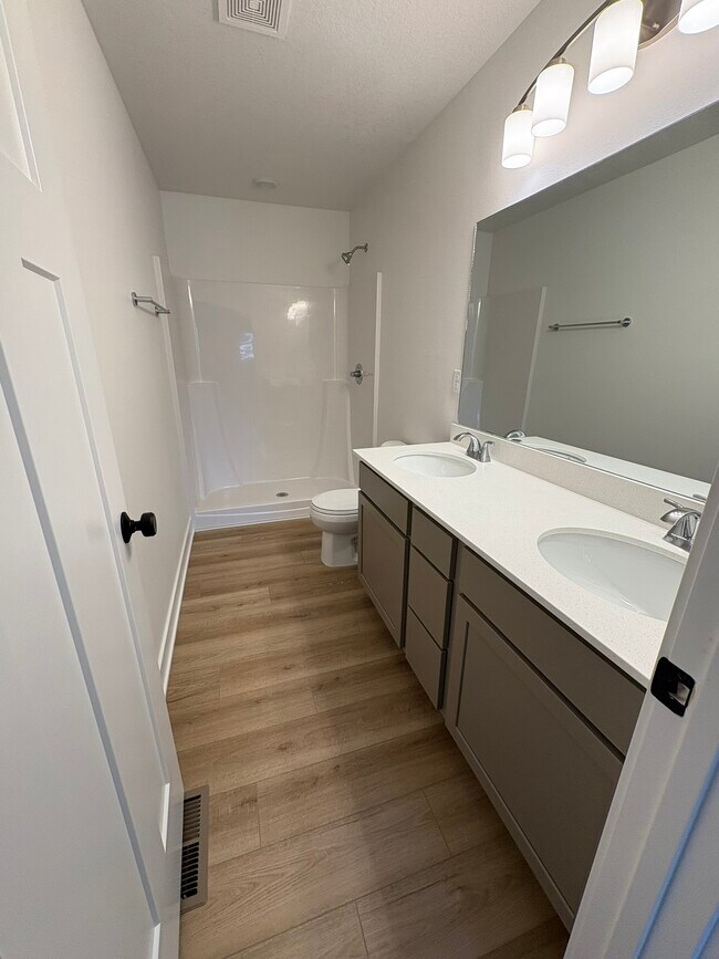 Building Photo - 216 Nw Waverly Dr