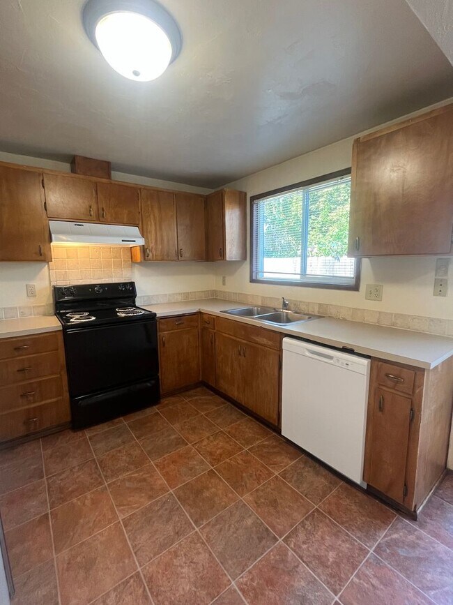 Building Photo - 3-Bedroom 2-Bathroom Single family home in...