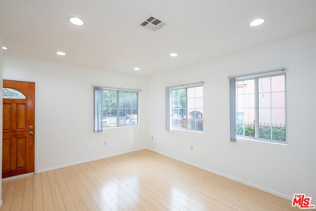 Building Photo - 339 Newland St