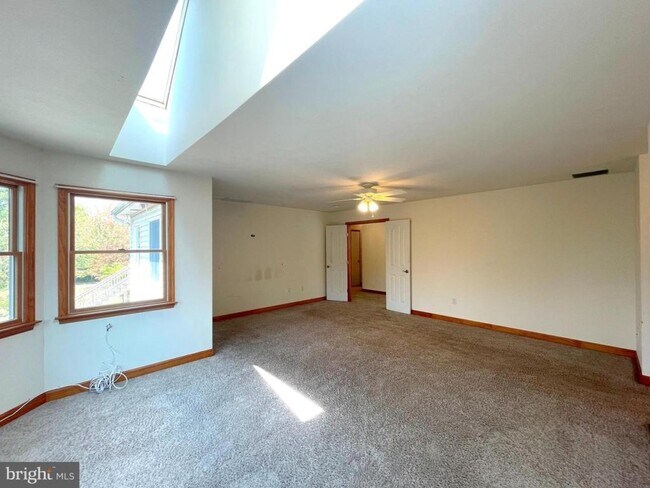 Building Photo - 43737 Sandy Bottom Rd